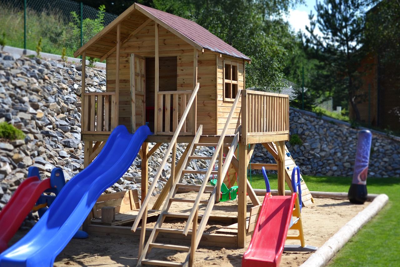 Stawiamy drewniany domek dla dziecka