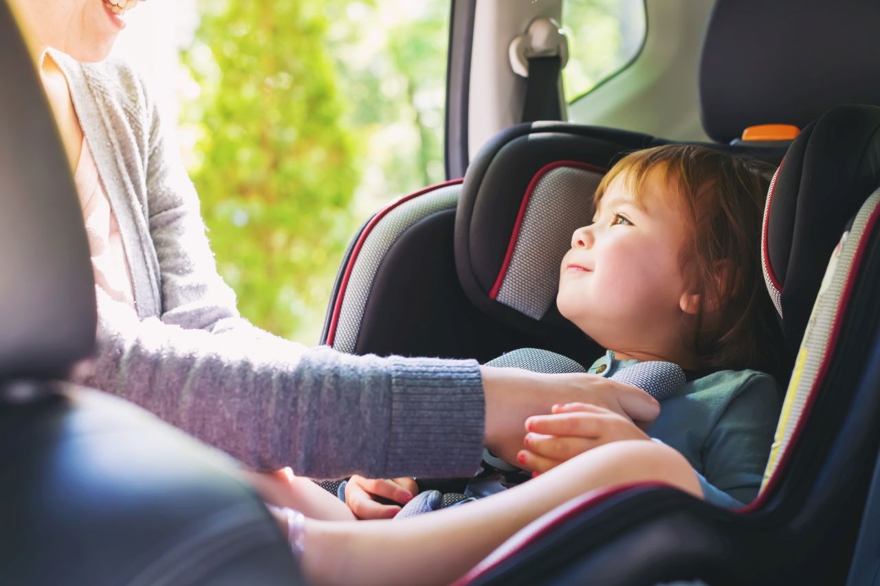 Komfort i bezpieczeństwo dziecka w podróży – o czym należy pamiętać?