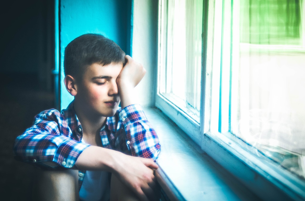 Zaburzenia emocjonalne u nastolatka – jak się z nimi uporać?