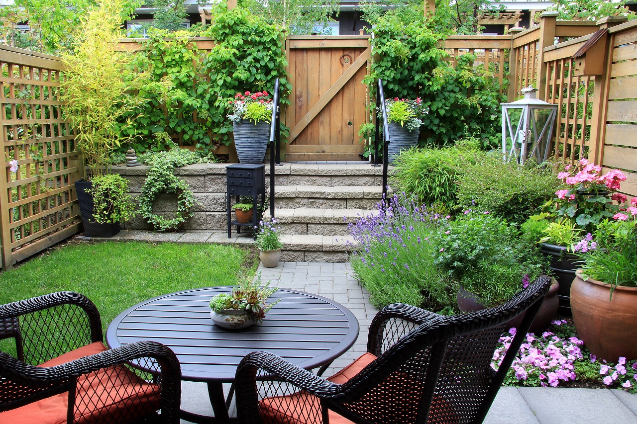 Jakie elementy dekoracyjne można zastosować w swoim ogrodzie?