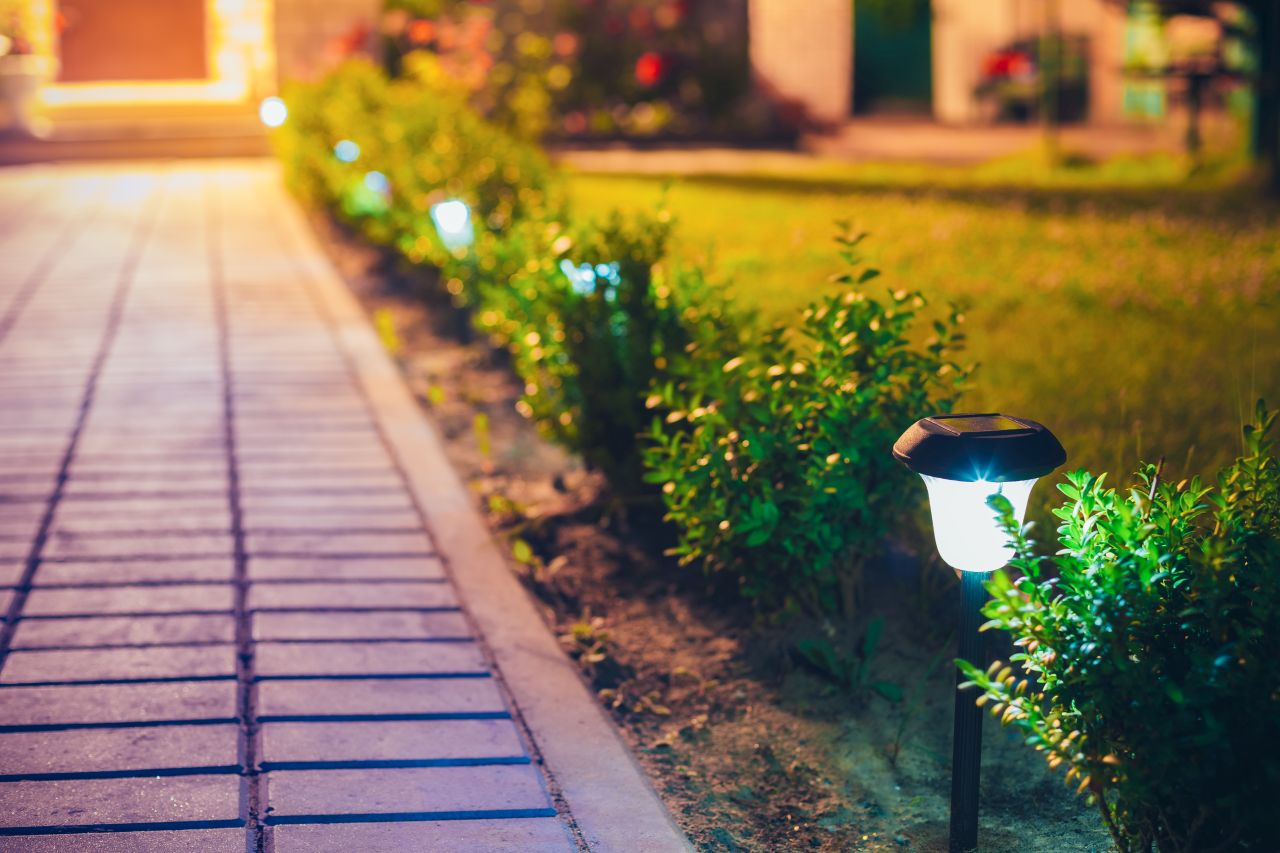 Lampy fotowoltaiczne – czy warto zamontować je na własnej posesji?