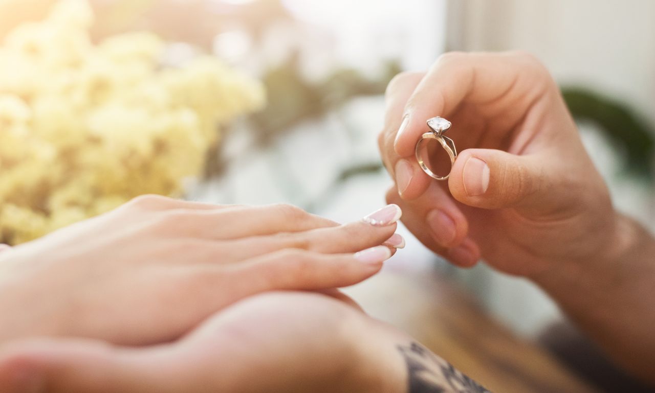 Jakie znaczenie mają kamienie w pierścionkach zaręczynowych?