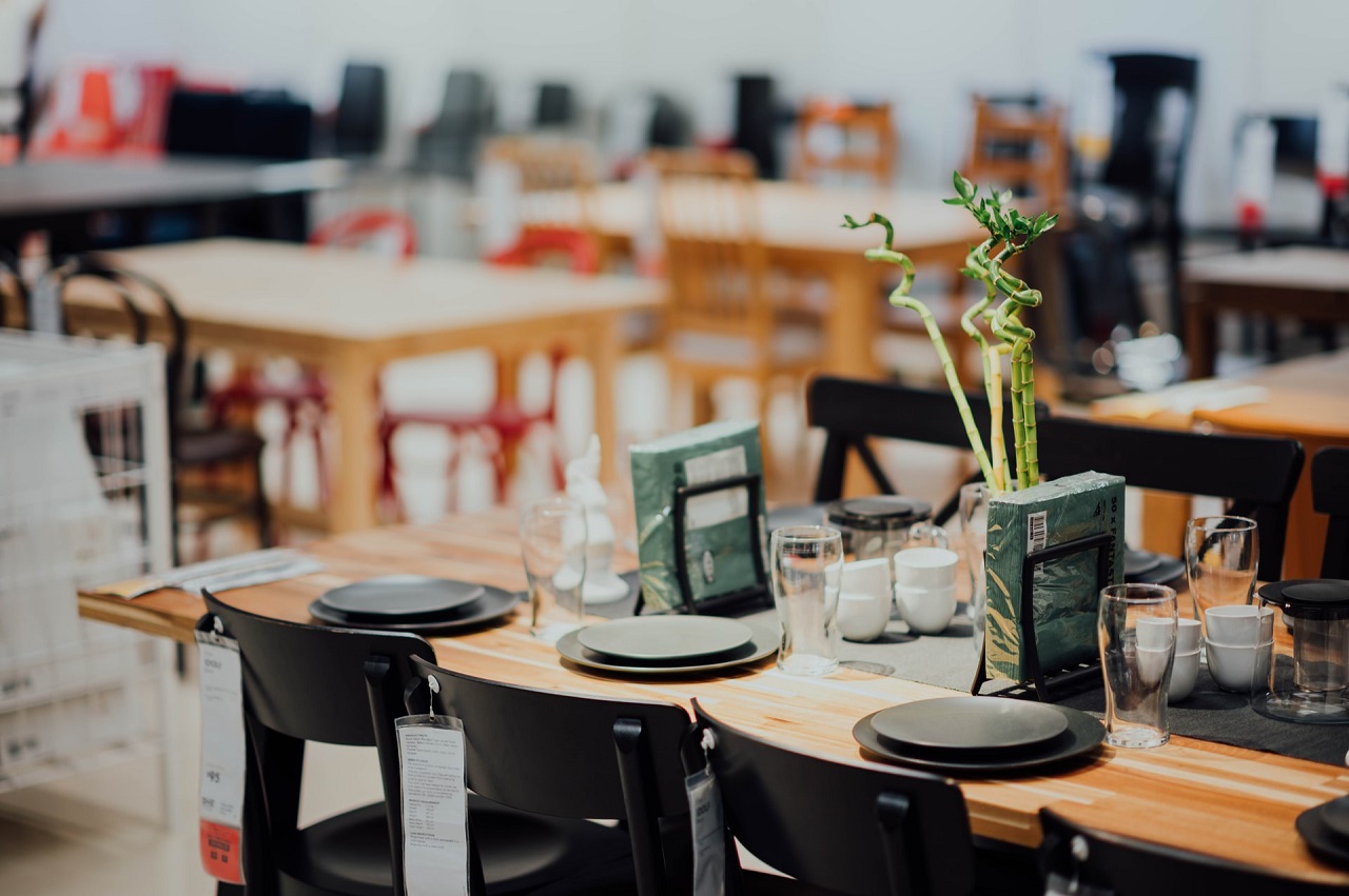 Jak ozdobić stoły restauracyjne, żeby przyciągały uwagę gości?