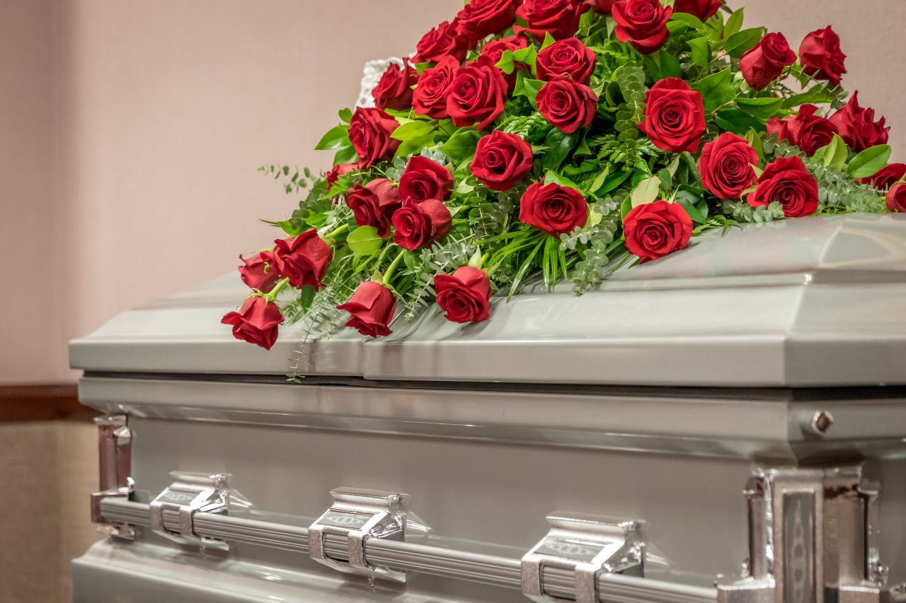 Czym kierować się podczas wyboru trumny dla zmarłego – co jest najważniejsze?