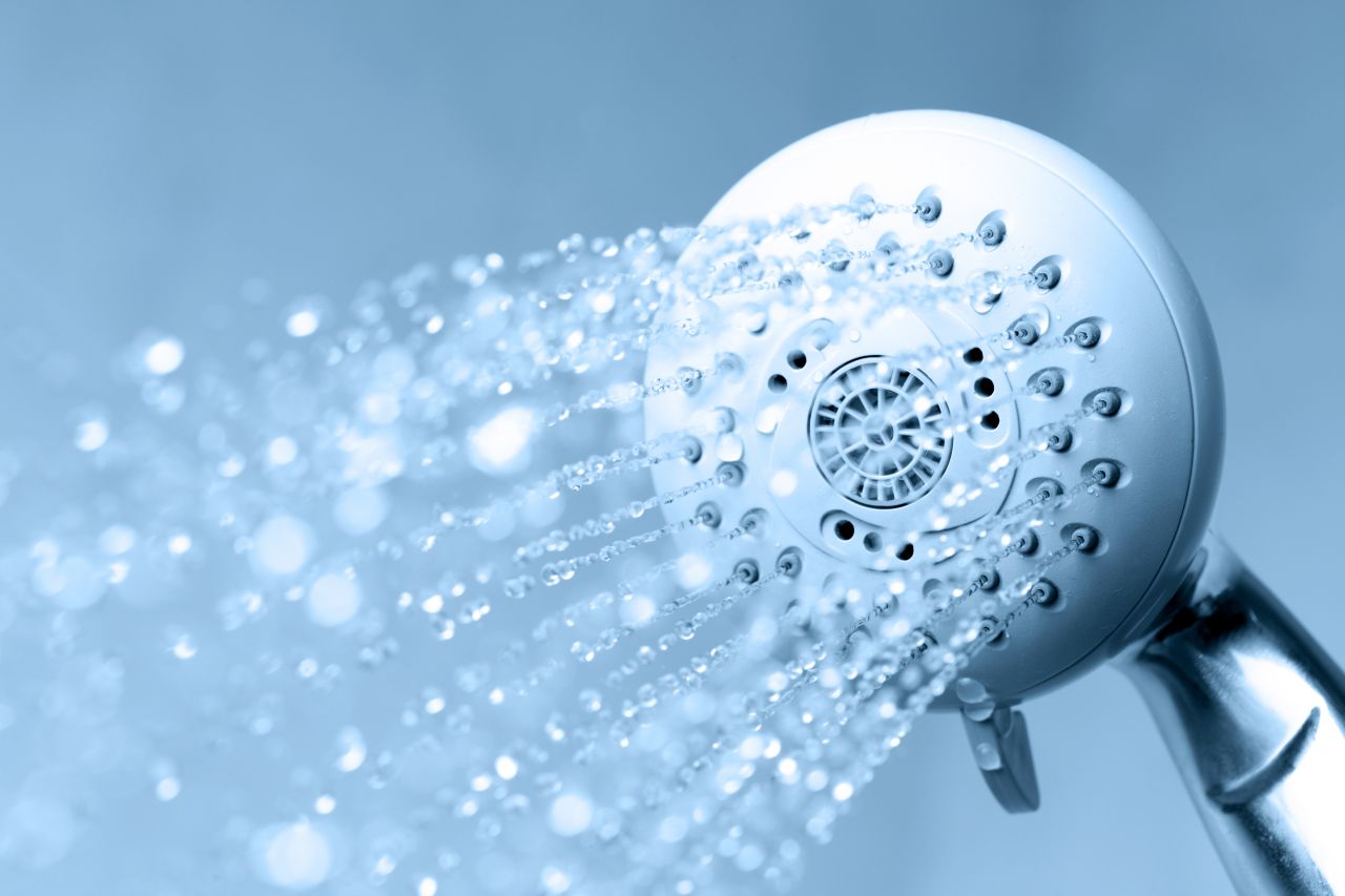 Od jakich kwestii zależy intensywność strumienia w prysznicu?