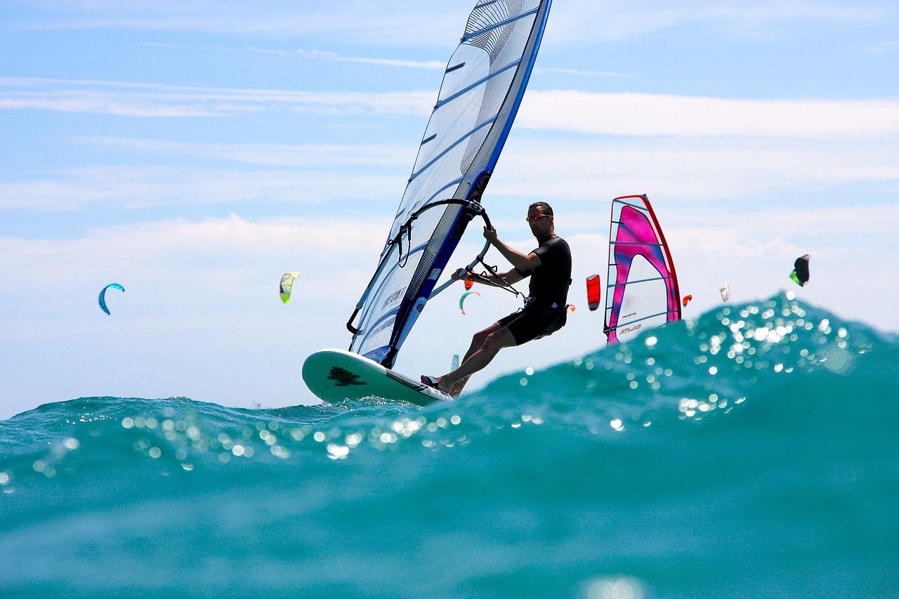 Windsurfing – dlaczego warto zainteresować się tym sportem?
